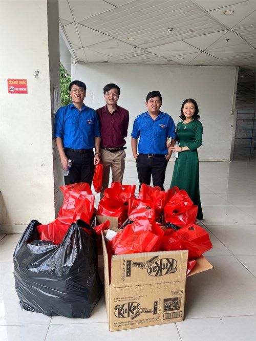 Thăm và tặng quà cho bệnh nhi tại bệnh viên Ung Bướu TP. Hồ Chí Minh